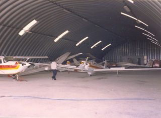 bâtiment semi-circulaire hangar avion