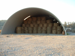 Bâtiment semi-circulaire pour le stockage de paille